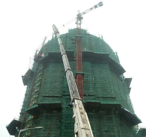 磁县吊车在工地上作业